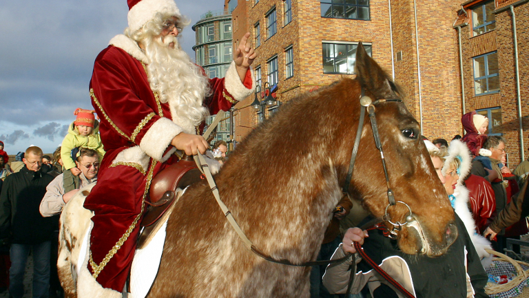 Ankunft Weihnachtsmann Pferd