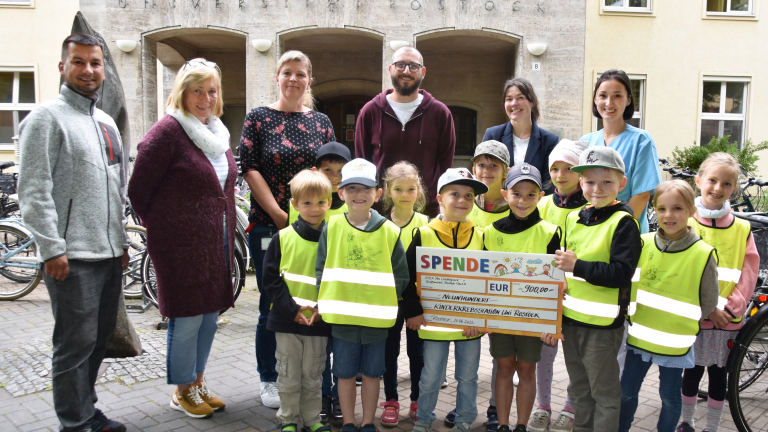 Kids-Marktstand - Spendenübergabe